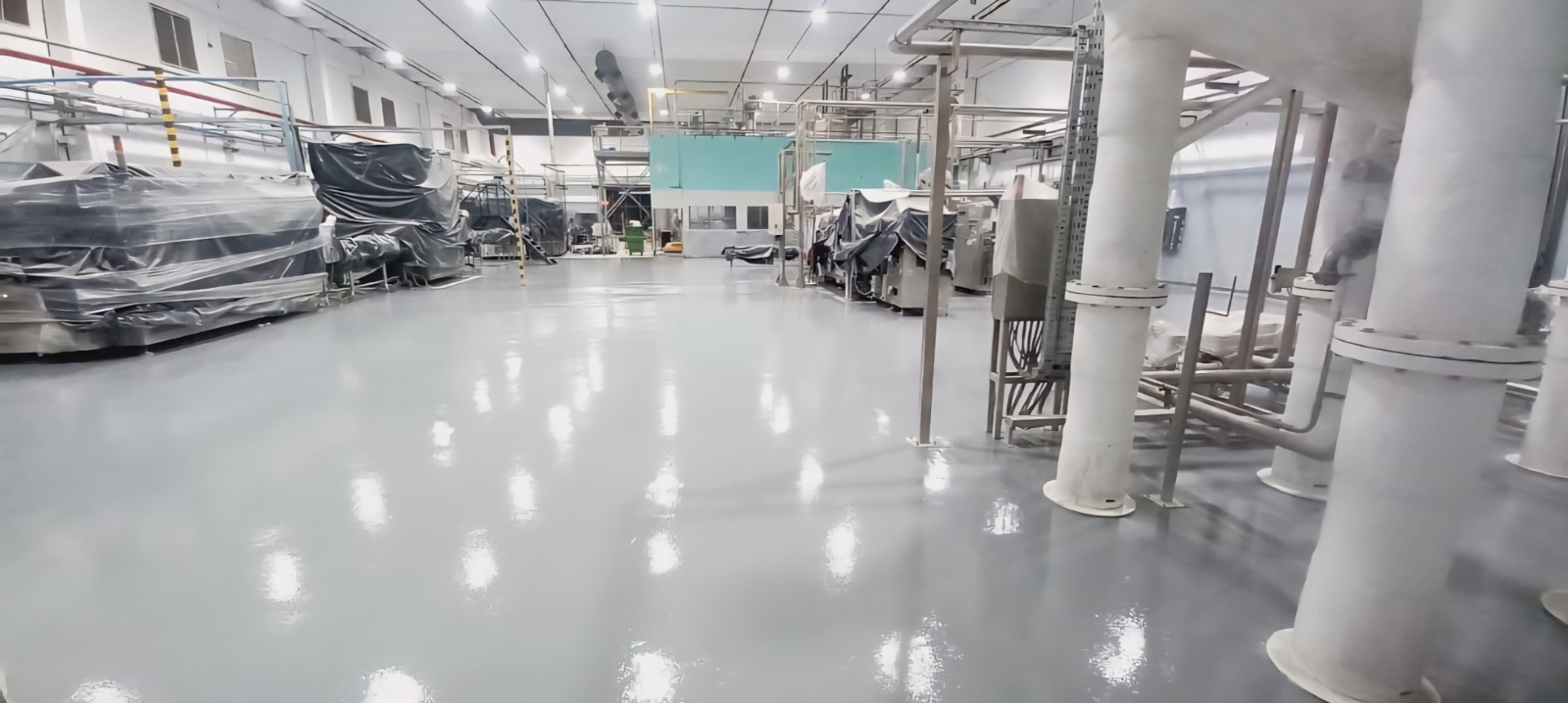 Planta industrial con piso epoxi gris brillante